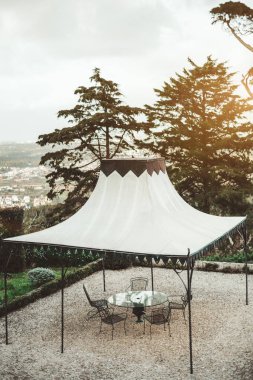 Masa, sandalyeler ve çadır açık havada