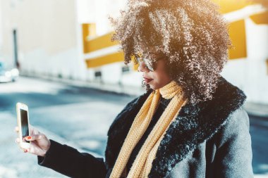 Cep telefonu ile Biracial sevimli kız