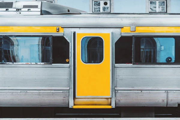 S-Bahn auf dem Bahnsteig — Stockfoto