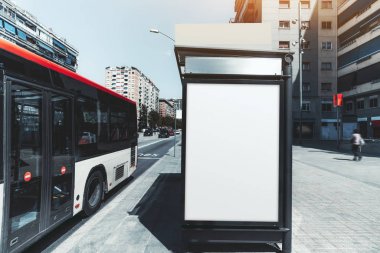 Otobüs durağında reklam afişi maket