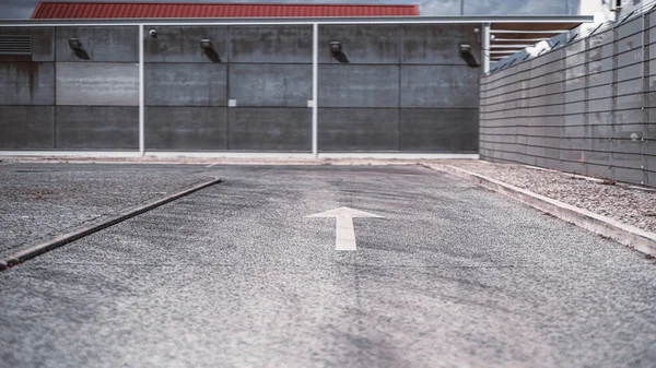 Asfalt weg met een pijl markering — Stockfoto