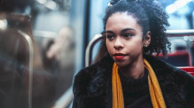 Bir metro vagonunda Biracial kadın