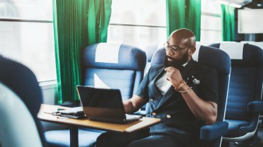 Bir tren vagonunda Afro işadamı