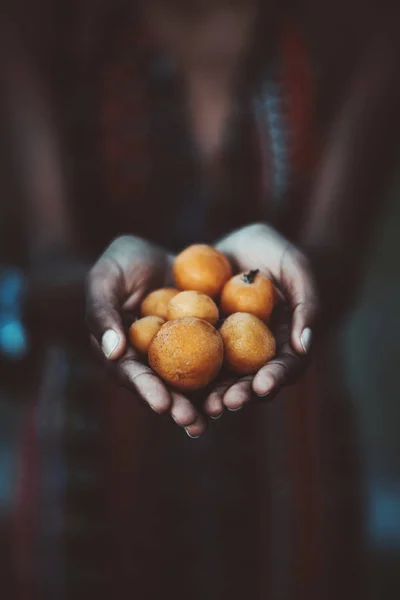 Спелые фрукты в женских руках — стоковое фото