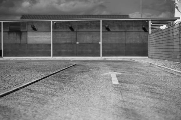 Strada in scala di grigi con la freccia sopra — Foto Stock