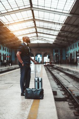 Siyah bir adam tren bekliyor.