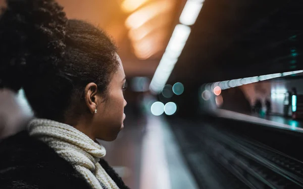 Biracial flicka på Metro plattform — Stockfoto