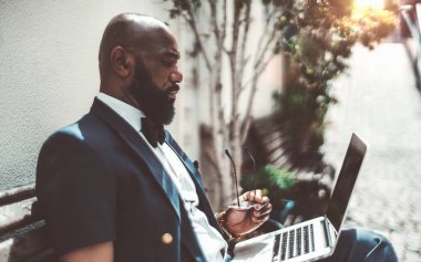 Dizüstü bilgisayar açık havada Afrikalı adam