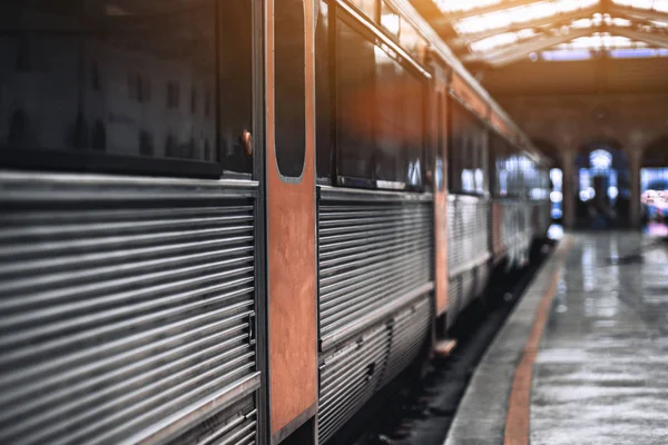 Hochgeschwindigkeitszug am Bahnhof — Stockfoto