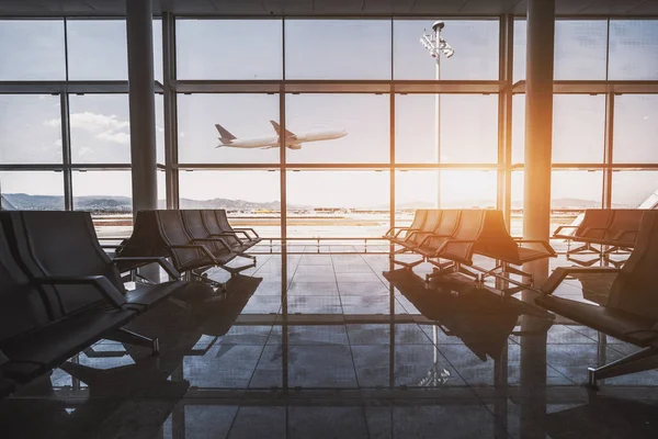 Poczekalni lotniskowych, samolot latający — Zdjęcie stockowe
