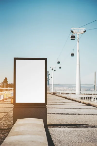 Cartel vacío maqueta en el muelle — Foto de Stock