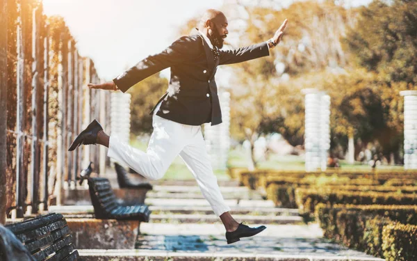 Un uomo nero sta saltando nel parco — Foto Stock