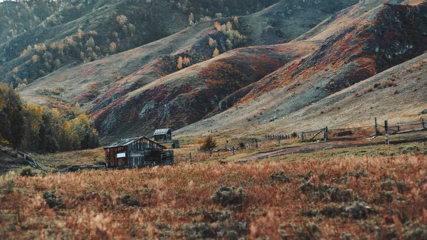 Herbst-Berglandschaft mit Hütte — Stockfoto