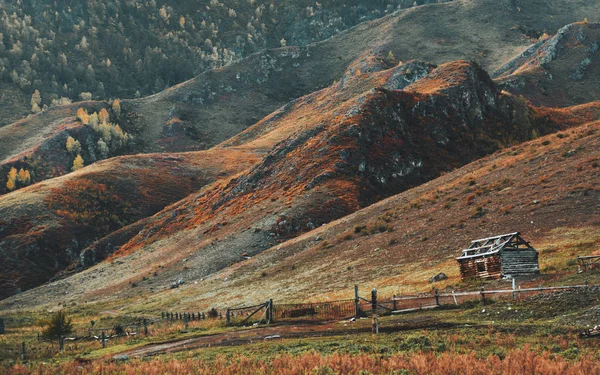 Landschaft mit Bergen und einer Hütte — Stockfoto