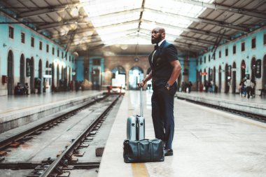 Tren için bekleyen siyah işadamı