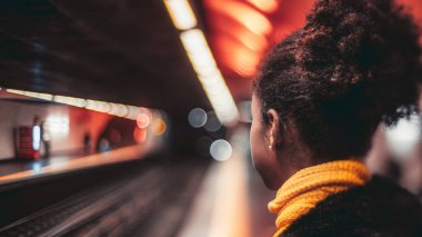 Metro treni için bekleyen bir kız