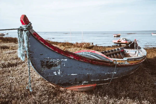 Um barco de madeira à beira do rio — Fotografia de Stock