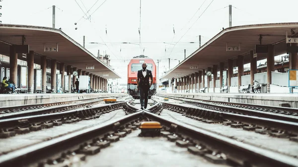An African guy on the railway tracks — Stock Photo, Image