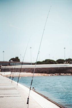 Boş bir rıhtımda çubuklar
