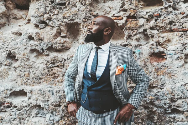 Afro muž v elegantním obleku u zdi — Stock fotografie