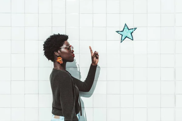 Afro flicka och stjärnan på väggen — Stockfoto