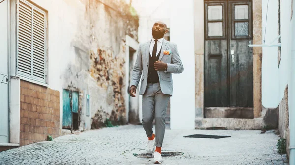 Un afro che cammina per strada — Foto Stock