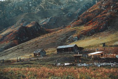 Dağlarda ahşap barakalar