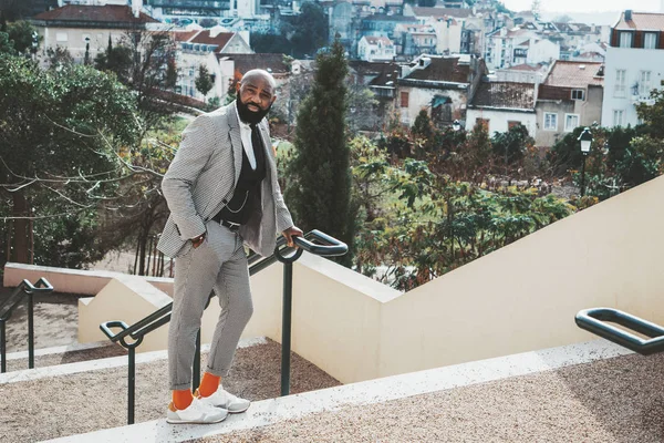 Hombre negro en la escalera al aire libre —  Fotos de Stock