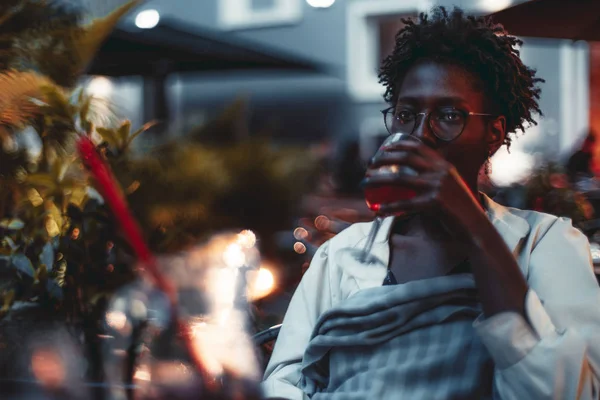 Mujer africana en un café nocturno —  Fotos de Stock