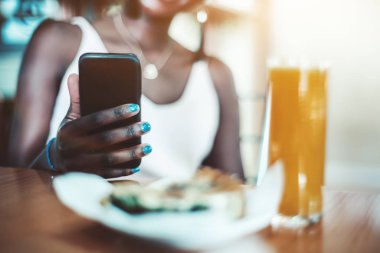 Bir cep telefonu ile Afro kız Eli