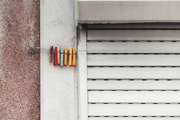 Kolorowe clothespins, zamknięte okno — Zdjęcie stockowe