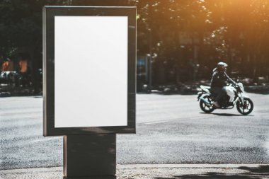 Poster mockup açık havada, arkasında bisikletçi