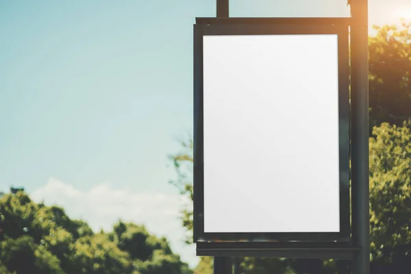 Un poste de lámpara con una maqueta de póster — Foto de Stock