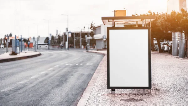 Una maqueta de póster vacía en una parada de autobús —  Fotos de Stock