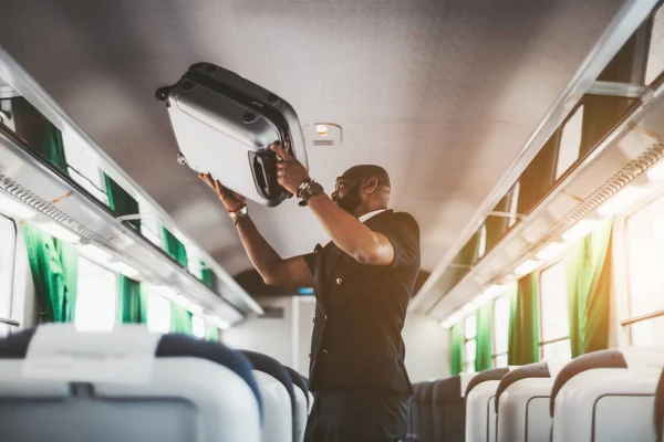 列車のコーチでバッグを持つアフロ男 — ストック写真