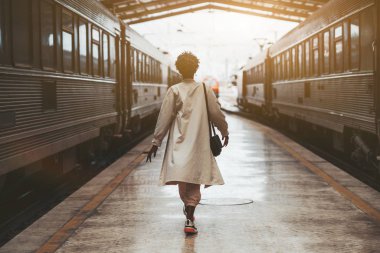 İki tren arasında siyah kız