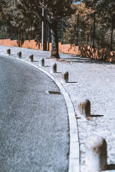 Asfaltová silnice s malými póly — Stock fotografie