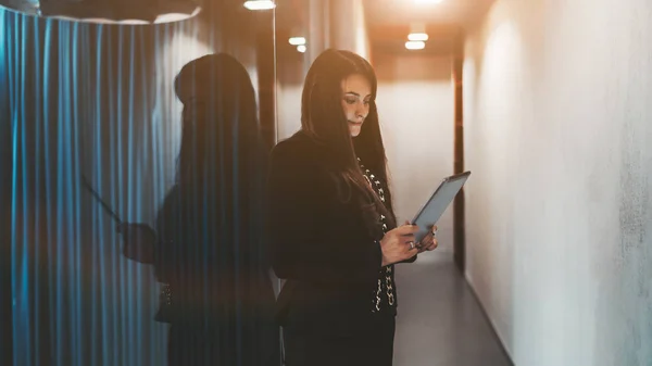 Una donna d'affari con tablet digitale — Foto Stock