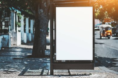 Otobüs durağında boş bir afiş maketi