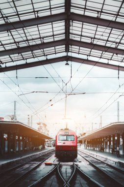 Bir tren istasyonunda kırmızı lokomotif
