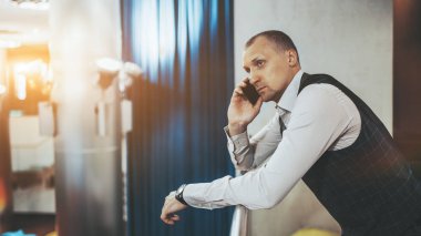 Ofis alanında bir işadamı arıyor