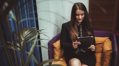 iş kadını ile dijital tablet