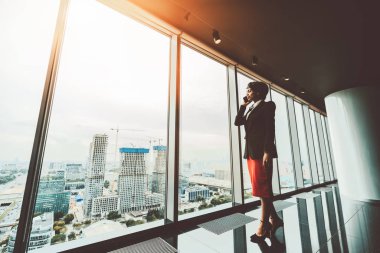 İş kadını telefon, şehir manzarası