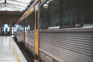 Bir depoda modern bir yüksek hızlı tren