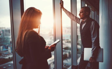 Ofis penceresinin yanındaki iki iş arkadaşı