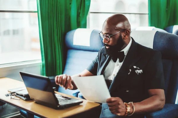 Afro işadamı trende, netbook
