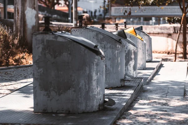 Recipientes de metal de basura y compost — Foto de Stock