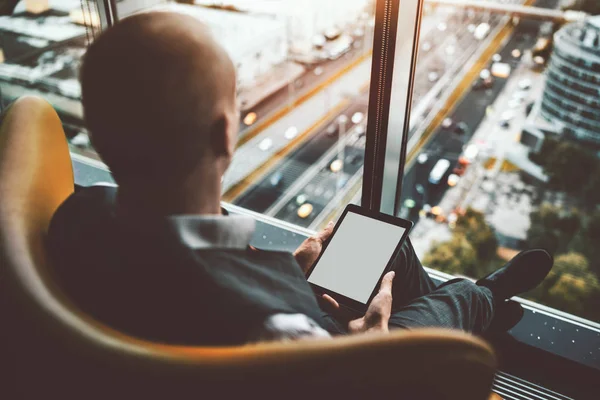 Un homme entrepreneur avec une tablette pc — Photo