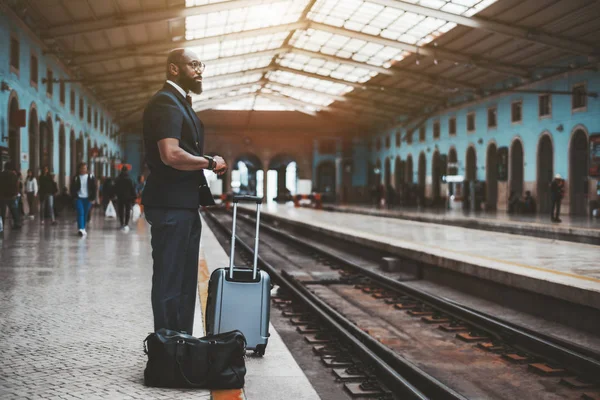 Tren bekleyen siyah adam