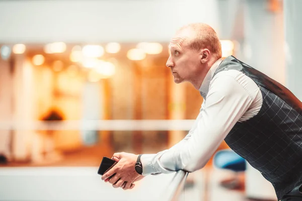 Un uomo d'affari in ufficio — Foto Stock